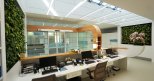 Im Empfangsbereich des Ärztezentrums in Eggelsberg verschmelzen Architektur und Mobiliar – unterstützt von Wandbändern in heller Kirschholzoptik und 4 m2 großen Pflanzenwänden – zu einem organischen Ganzen. Dr. Schwarz ist es wichtig, dass die Praxisräume Wohlbefinden ausstrahlen und die Atmosphäre nicht zu steril ist.