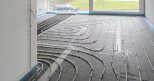 Airconomy heizt den Raum über eine Flächenheizung. Zusätzlich führt das System frische, gefilterte Luft kontrolliert unter den Heizrohren in das Gebäude.