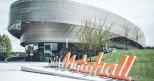 Die KTM Motohall am Stammsitz Mattighofen bietet für jeden Besucher ein einzigartiges Erlebnis. Perforierte Metallbänder, ein Sinnbild von Reifenabdrücken, umkurven den modernen Stahlbetonbau.