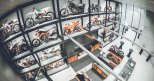 Chefrestaurator Manfred Schickbauer und sein Team restaurieren in der lebenden Werkstatt im Untergeschoss der KTM Motohall live Oldtimer.