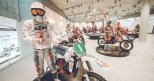 Der Höhepunkt der Ausstellung ist die „Heroes-Area“. Besucher begegnen hier den mutigsten und erfolgreichsten KTM-Fahrern aller Zeiten, während man in die Welt von KTM durch eine spektakuläre 120 Meter lange 360-Grad-Video-Installation eintaucht.mbiniert eine kontrollierte Lüftungsanlage mit Wärmerückgewinnung und eine Warmwasser-Fußbodenheizung mit integrierter Kühlfunktion. Das Komplettsystem Airconomy von Schütz erfüllt die hohen hygienischen Anforderungen dabei einwandfrei.