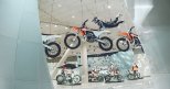 In der KTM Motohall geht es um die Geschichte sowie Innovationen, Technologie und Technik rund um das Thema Motorrad und die Marke KTM. Den Grundkörper des Stahlbetonbaus bilden zwei ineinander verschobene, jeweils um vier Prozent gegeneinander geneigte Ellipsen, die an eine Motocross-Strecke erinnern.