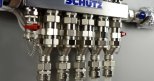 Elektrische Stellantriebe schalten entsprechend der Raumanforderung des individuellen Thermostats den Verteiler auf Heizen oder Kühlen. Y-Stücke, die beide Verteiler miteinander verbinden, führen dann wahlweise kaltes oder warmes Wasser in den betreffenden Heizkreis.