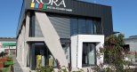 Das Unternehmen Rora Installationen präsentiert seinen neuen Erweiterungsbau weithin sichtbar mit moderner Aussendfassade.